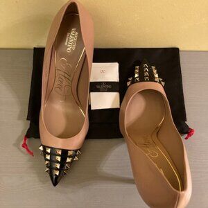 Valentino Garavani Rockstud tan and black patent pumps, size 41.5